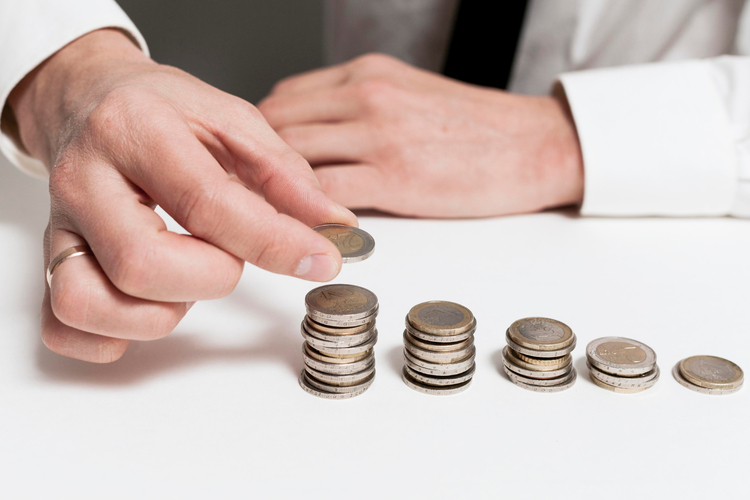 Dinero en efectivo y criptomonedas