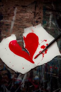 Imagen de un corazón roto víctima de una estafa sentimental