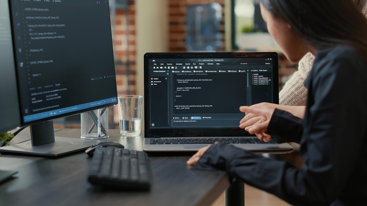 Peritos informáticos revisando un informe de pentesting en una sala de investigación forense