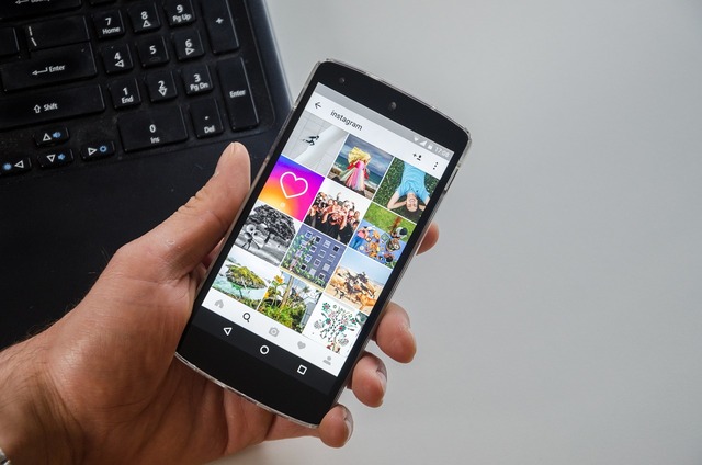 Redes sociales en móvil Denuncia el ciberacoso en redes sociales